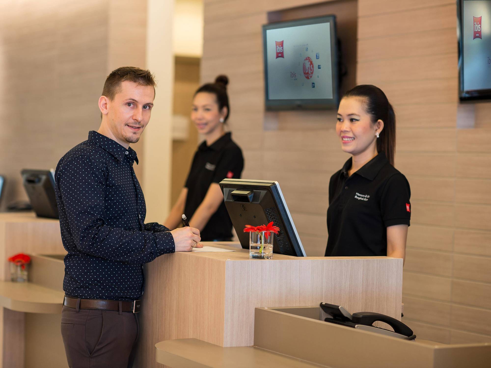 Ibis Bangkok Siam Hotel Exterior photo